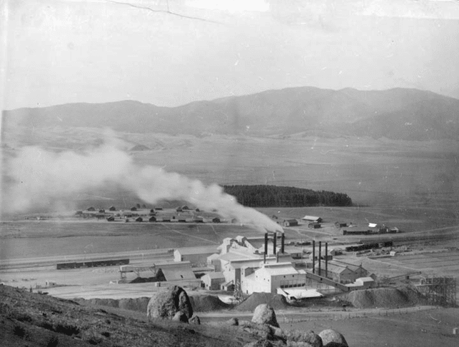 (1909)* - View of the cement plant built for the construction of the LA Aqueduct, named Monolith.