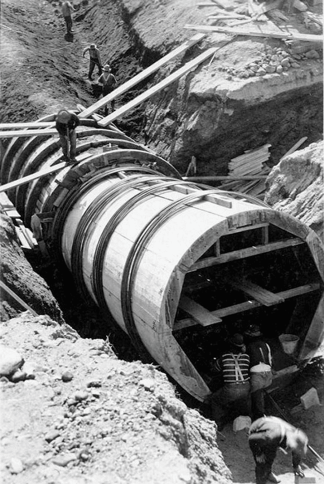 Whitney Canyon construction started in 1909. The section of the aqueduct through Whitney and Elsmere Canyons is noteworthy for its use of concrete in the siphon rather than the more usual riveted steel construction.