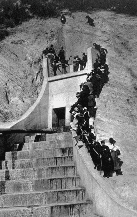 (November 5, 1913)*
Some people climbed up the hill adjacent to the water gate valves to get even better views.